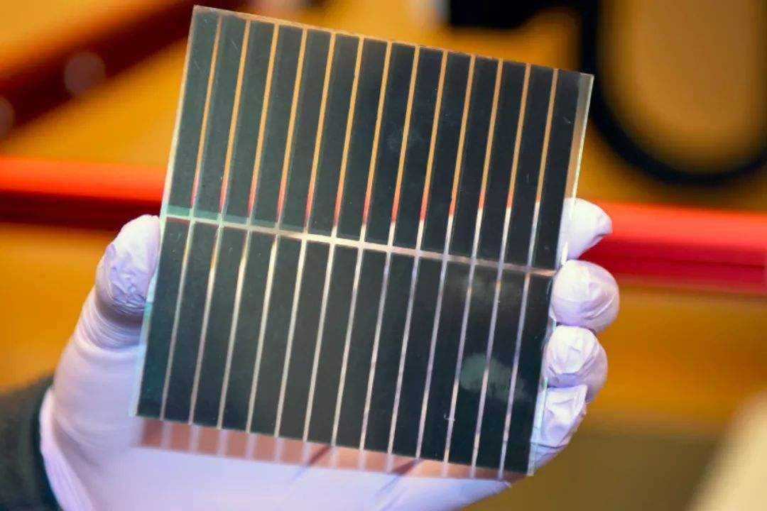 專利交易-一種漸變彩色太陽(yáng)能電池組件及其鍍膜裝置和方法 